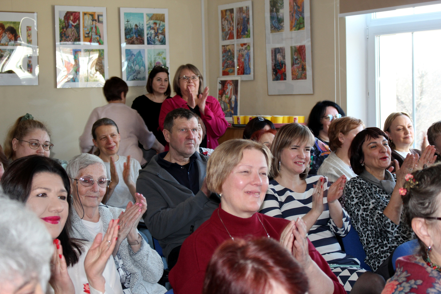Прекрасная часть коллектива Калининградской областной научной библиотеки получила накануне первого весеннего праздника музыкально-поэтические и сладкие подарки
