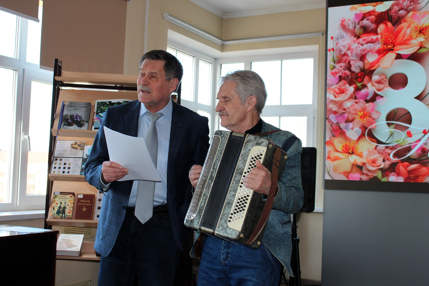 Прекрасная часть коллектива Калининградской областной научной библиотеки получила накануне первого весеннего праздника музыкально-поэтические и сладкие подарки