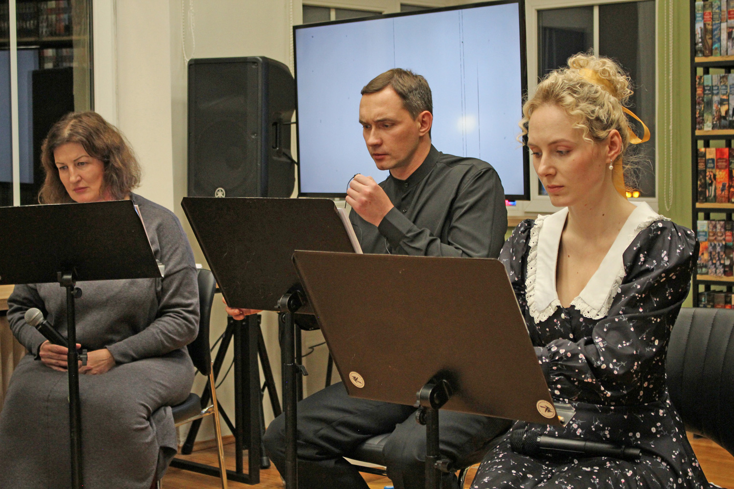 Линия соприкосновения сердец: в рамках Дней литературы в библиотеке прошла театральная читка по книге Евгения Журавли Линия соприкосновения в исполнении актёров Калининградского музыкального театра