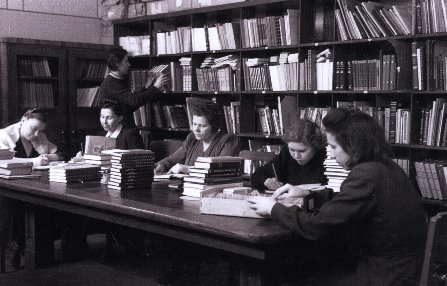 В областной библиотеке Калининграда, 1950. Из фондов КОИХМ. КГОМ 1/5 № 7695/3