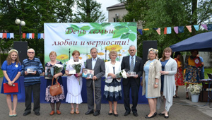 День семьи, любви и верности сотрудники в Центральной районной библиотеке имени А. Т. Твардовского Гвардейского ГО