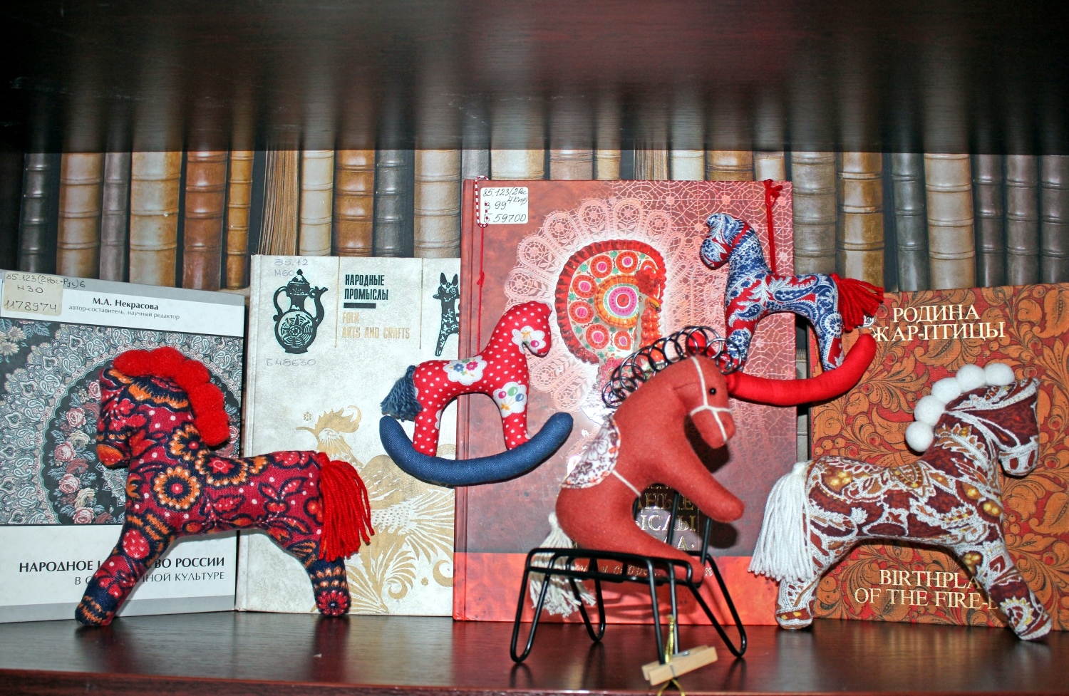 Многоцветье лошади: в библиотеке работает выставка, посвящённая символу 2026 года