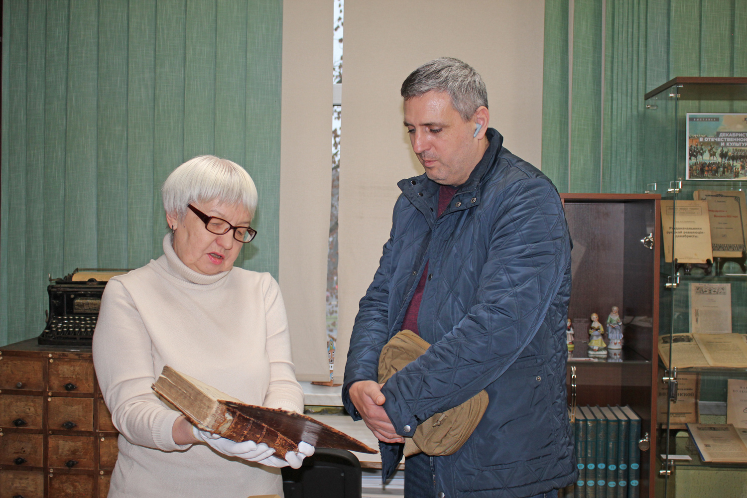 В гостях научной библиотеки побывал ветеран СВО, участник региональной программы Герои 39 Денис Незнаев