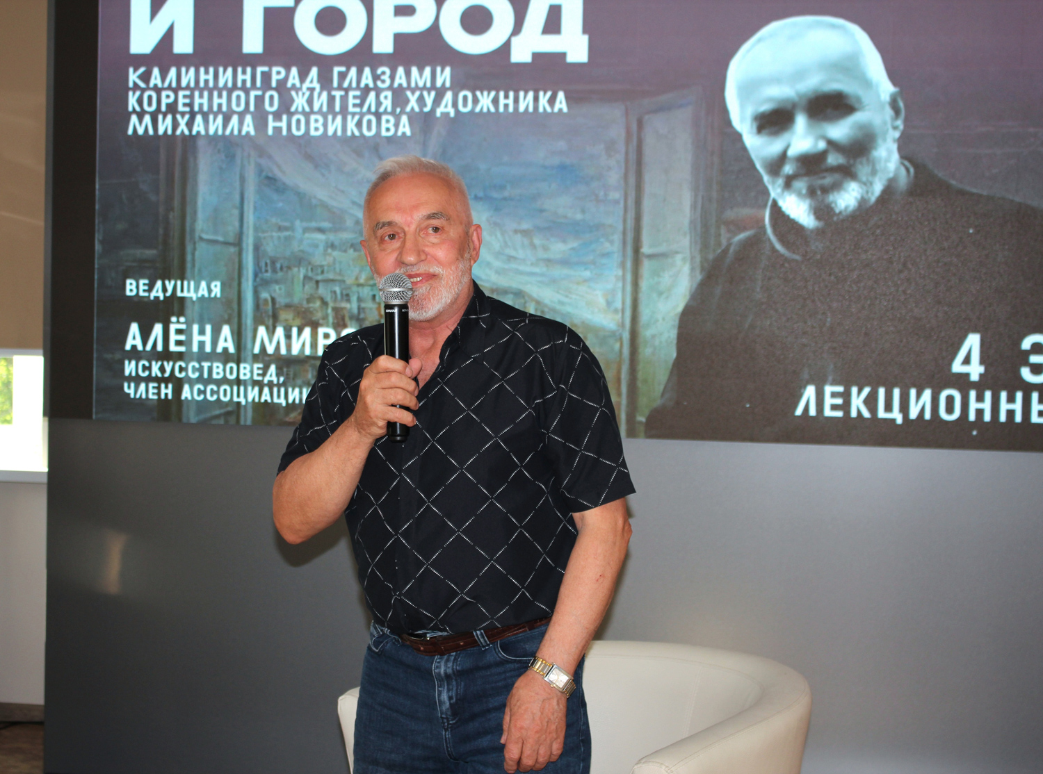 Калининград, увиденный сердцем: в областной научной библиотеке открылась выставка художника Михаила Новикова