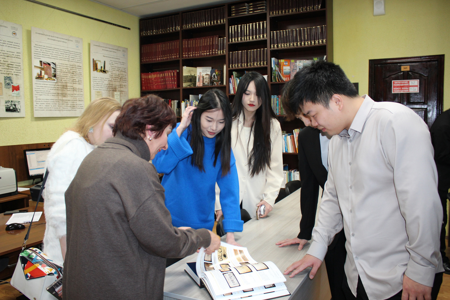 В День памяти Пушкина научную библиотеку посетили китайские студенты, изучающие русский язык