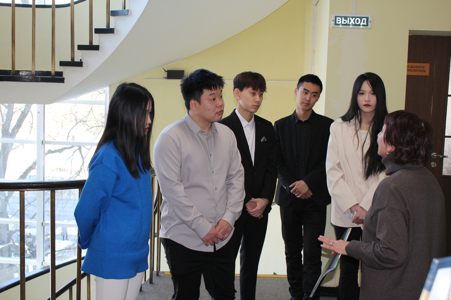 В День памяти Пушкина научную библиотеку посетили китайские студенты, изучающие русский язык