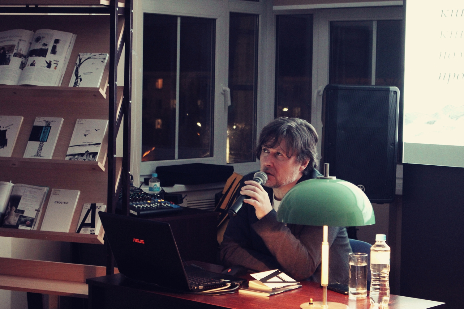 Поэтический пленэр художника: в научной библиотеке состоялась презентация книги Андрея Ренскова Светлогорская тетрадь