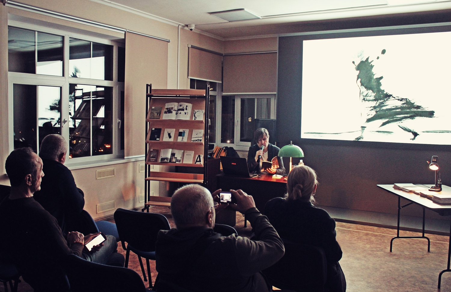 Поэтический пленэр художника: в научной библиотеке состоялась презентация книги Андрея Ренскова Светлогорская тетрадь