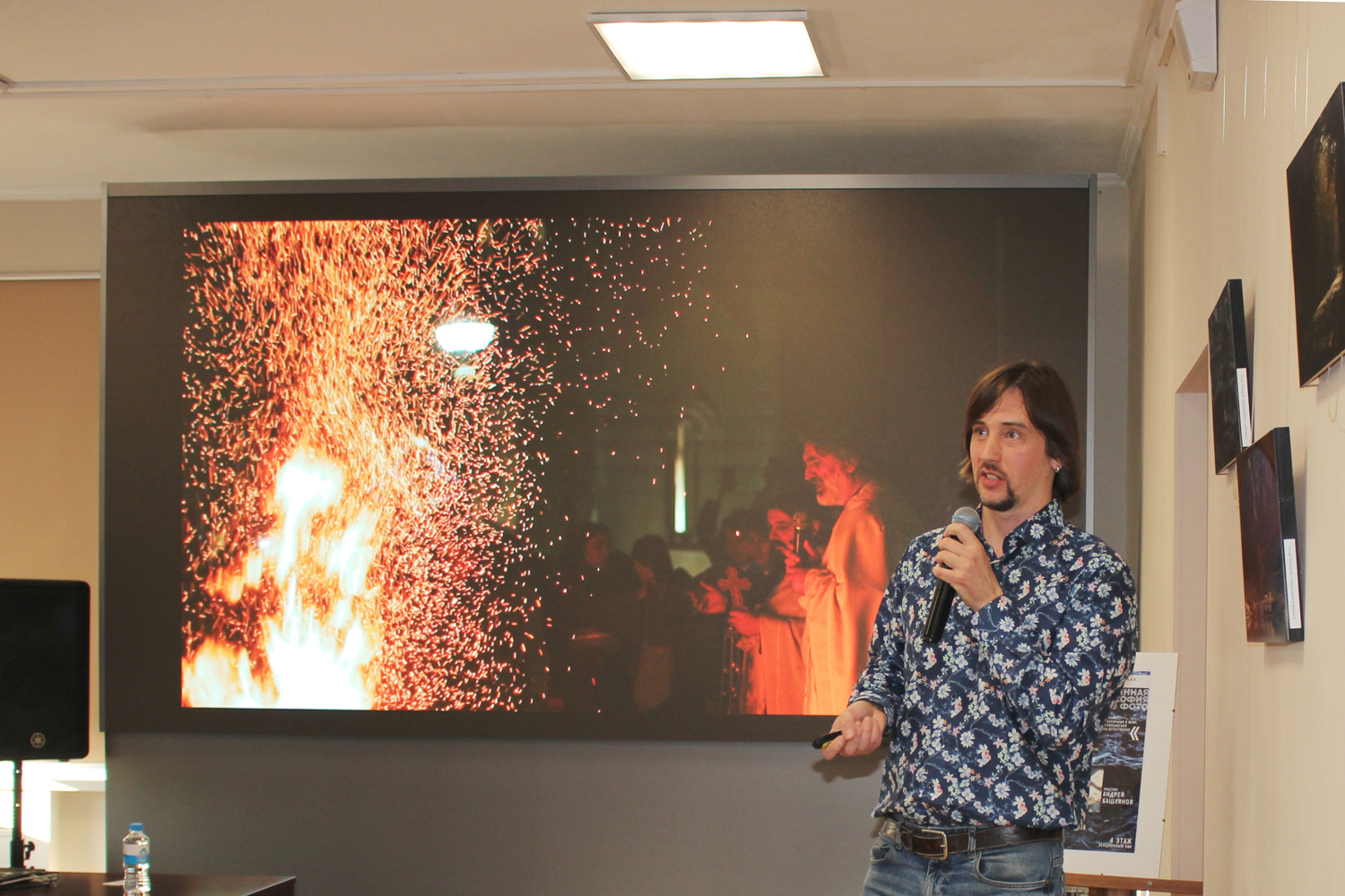 В научной библиотеке открылась особенная выставка фотографий Контекст глубины. Подлинная философия в фото