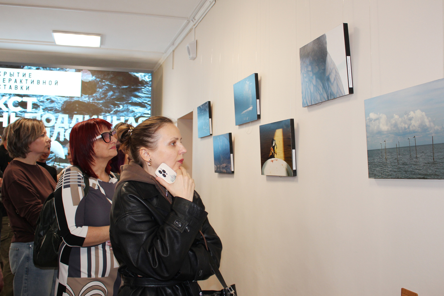 В научной библиотеке открылась особенная выставка фотографий Контекст глубины. Подлинная философия в фото