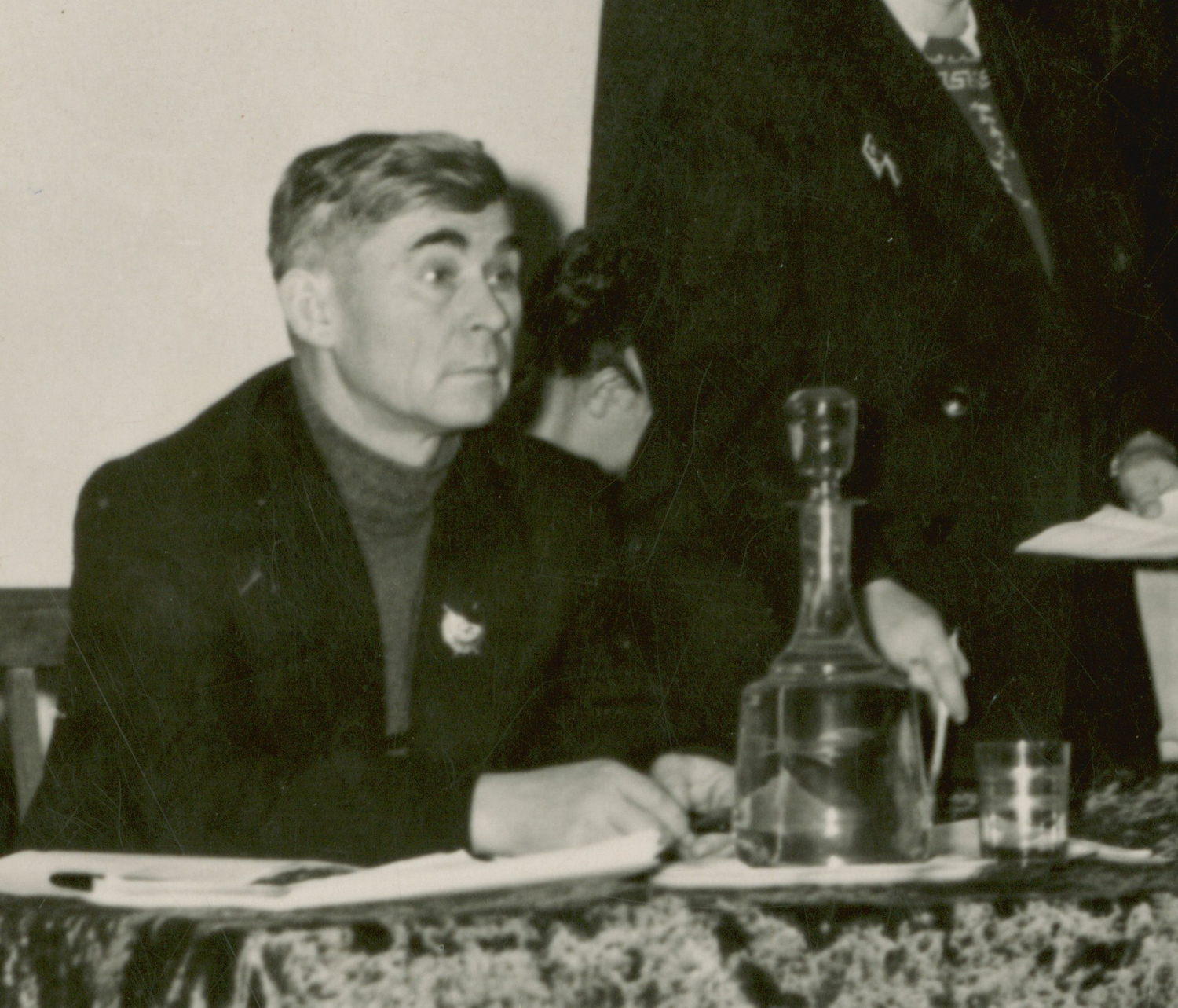 Первый директор библиотеки И. А. Бурма в президиуме совещания. 1960-е гг. Из архива КОНБ Первый директор библиотеки И. А. Бурма в президиуме совещания. 1960-е гг. Из архива КОНБ