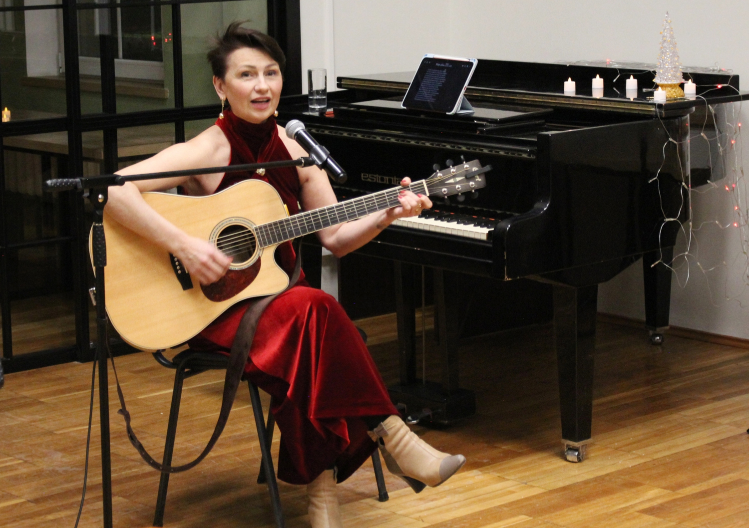 Под светом Рождественской звезды: в библиотеке прошёл литературно-музыкальный вечер молодых калининградских поэтов и чтецов