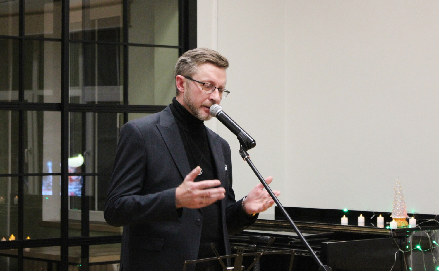 Под светом Рождественской звезды: в библиотеке прошёл литературно-музыкальный вечер молодых калининградских поэтов и чтецов