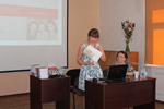 Автор русского перевода Ульяна Фёльс показывает книгу «Ich heisse jetzt Nechama...»