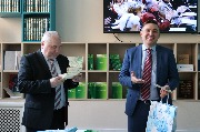 Министр по культуре и туризму региона Андрей Ермак (справа) и управляющий Калининградского отделения Сбербанка России Сергей Шамков