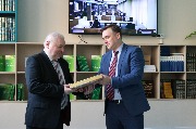 Министр по культуре и туризму региона Андрей Ермак (справа) и управляющий Калининградского отделения Сбербанка России Сергей Шамков