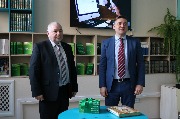 Министр по культуре и туризму региона Андрей Ермак (справа) и управляющий Калининградского отделения Сбербанка России Сергей Шамков