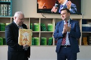 Министр по культуре и туризму региона Андрей Ермак (справа) и управляющий Калининградского отделения Сбербанка России Сергей Шамков