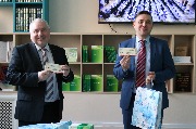 Министр по культуре и туризму региона Андрей Ермак (справа) и управляющий Калининградского отделения Сбербанка России Сергей Шамков