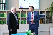 Министр по культуре и туризму региона Андрей Ермак (справа) и управляющий Калининградского отделения Сбербанка России Сергей Шамков